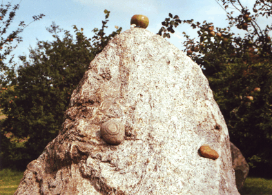 Mittelstein mit Gaben